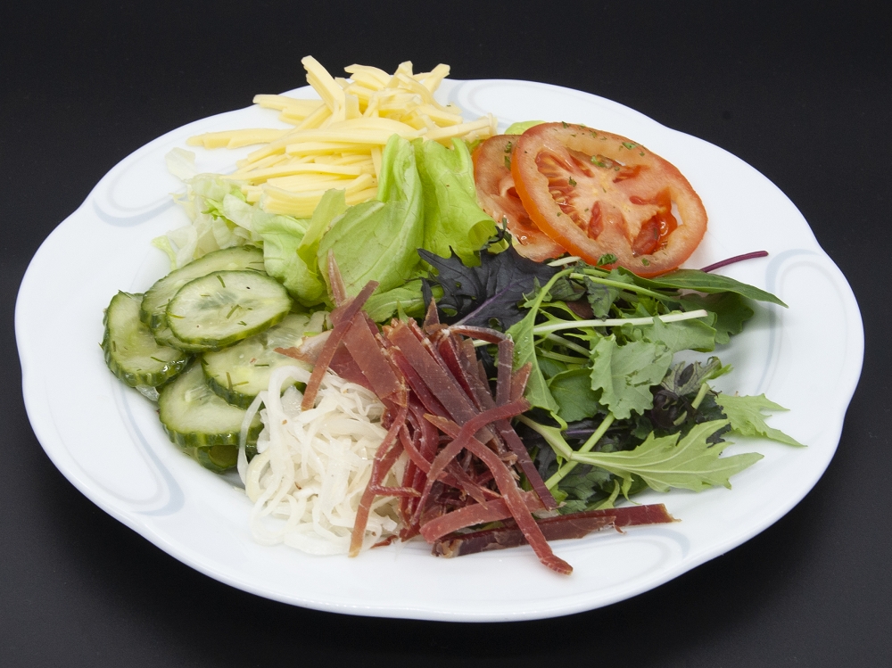 Großer gemischter Salatteller mit Käse und Schinken